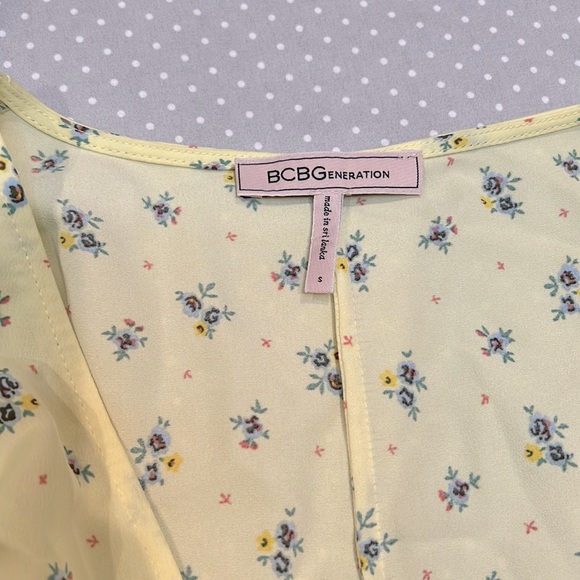 🌻 NWOT BCBGeneration Light Yellow Floral Print Surplice Top with Side Tie - Picture 10 of 10